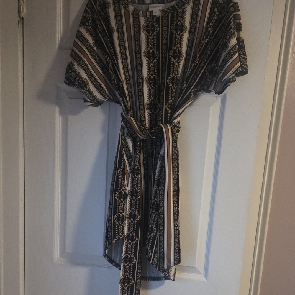 LuLaRoe Black and White Patterned High Low Top